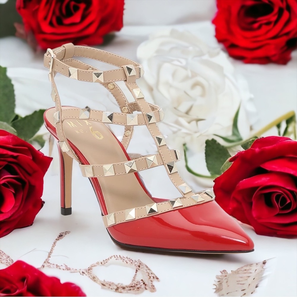 Mix No. 6 Liraven red studded pump (NWOT)